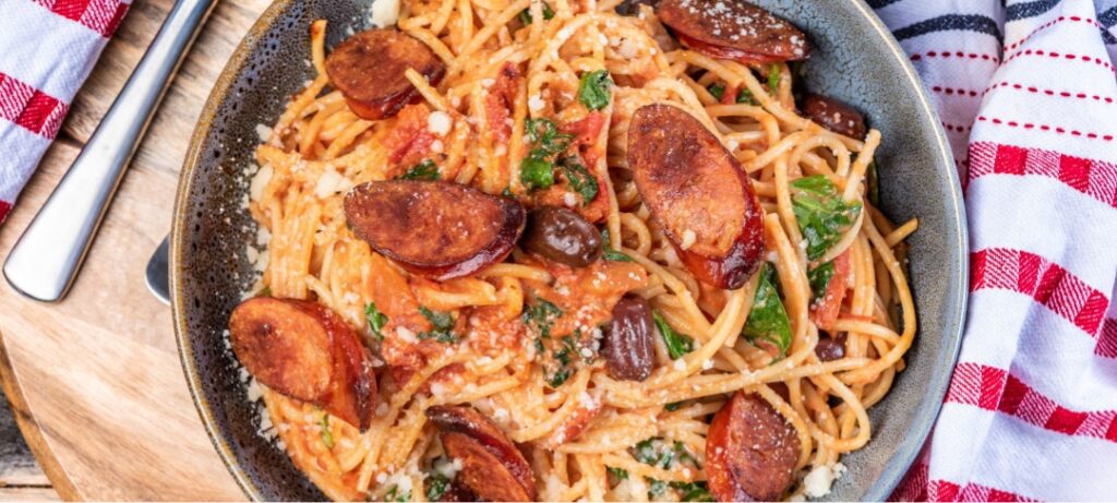 Recette de spaghetti à la sauce tomate et au chorizo imaginée par les pâtes Landreau.
