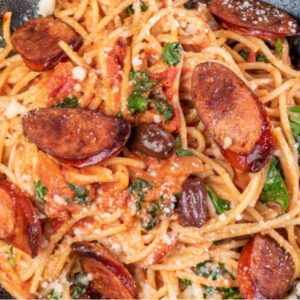 Recette de spaghetti à la sauce tomate et au chorizo imaginée par les pâtes Landreau.