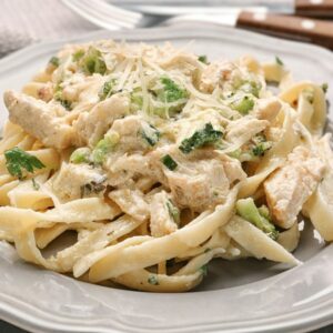 Tagliatelles-au-poulet-et-aux-brocolis